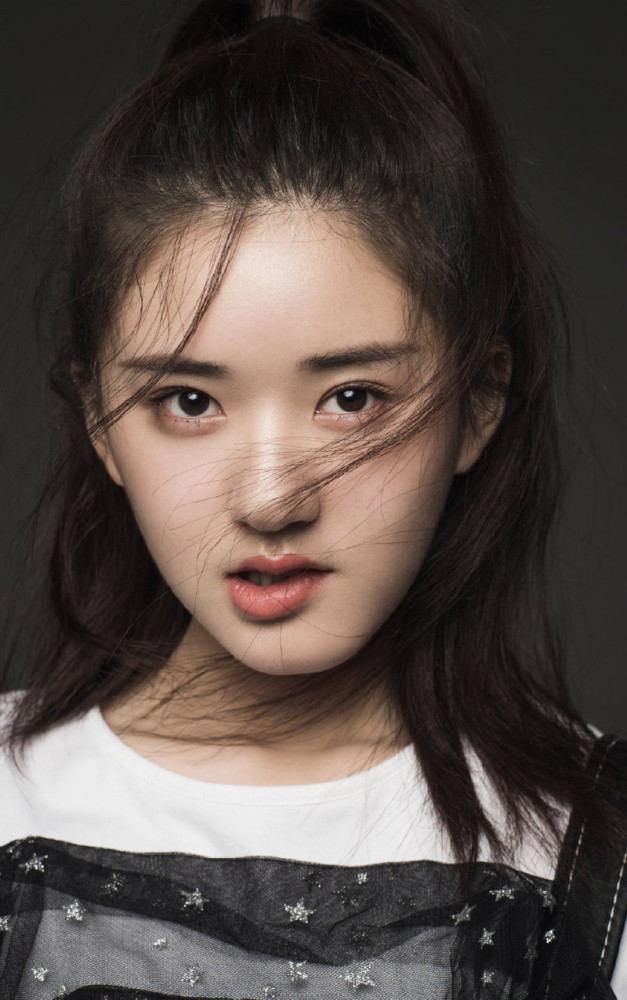 分享一组赵露思登时尚杂志封面写真,化身高冷少女,气场全开!