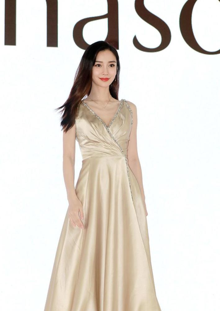angelababy金色礼服优雅大气宫廷范满屏,对镜凹造型星