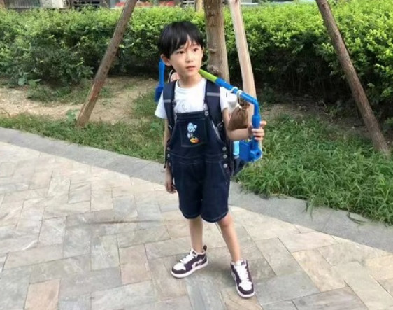 开学又出奇葩事,小学生背护眼神器上学直击