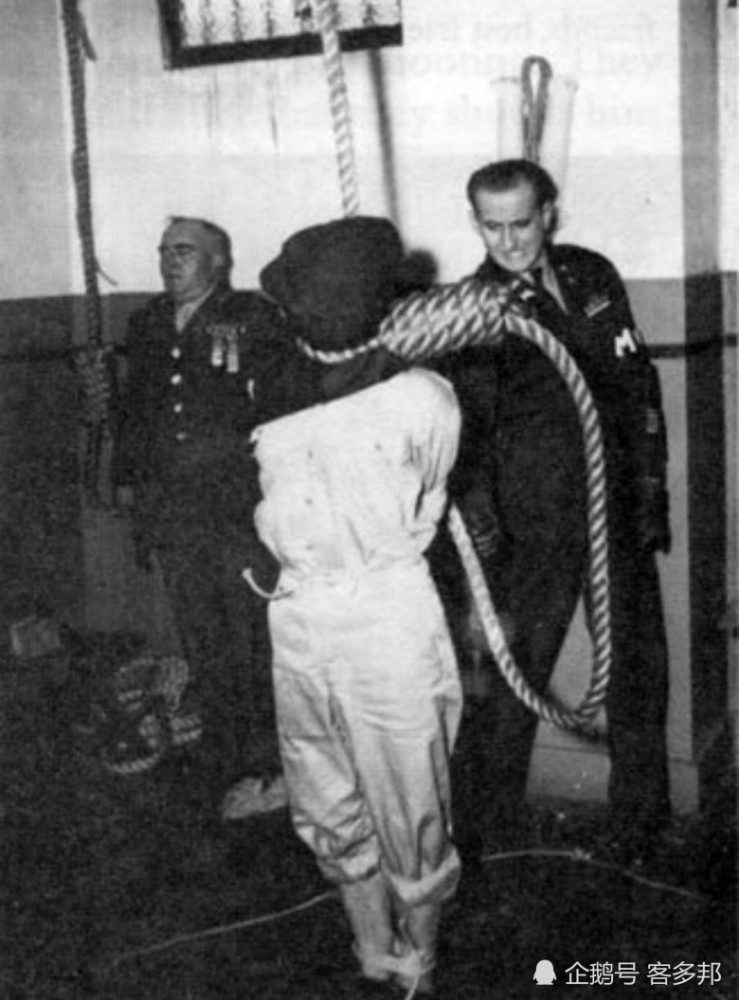 东条英机被执行死刑前的最后24小时:全身瘫软,被士兵拖上刑架