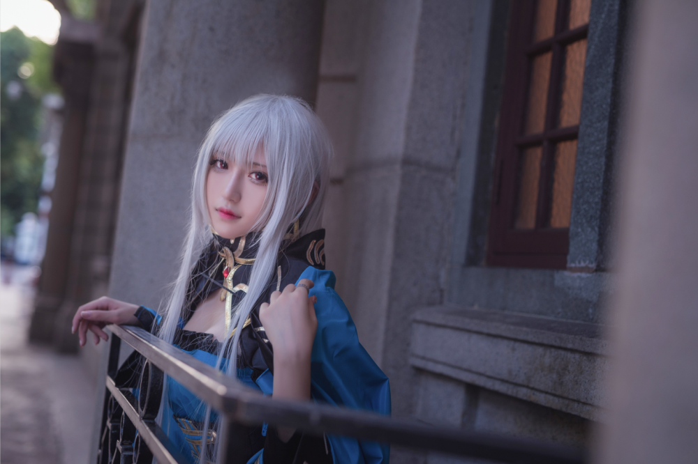 cosplay:日系少女演绎白发御姐 眼神高傲有气质