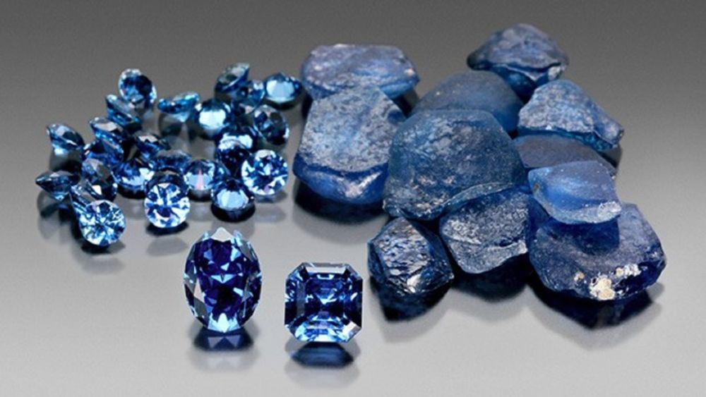 约戈蓝宝石的扁平板状晶体及成品