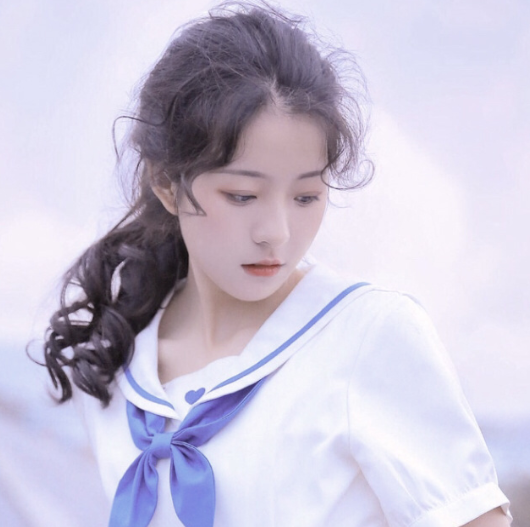 青春·学院风·女生头像:承蒙你的出现,够我欢喜这些年