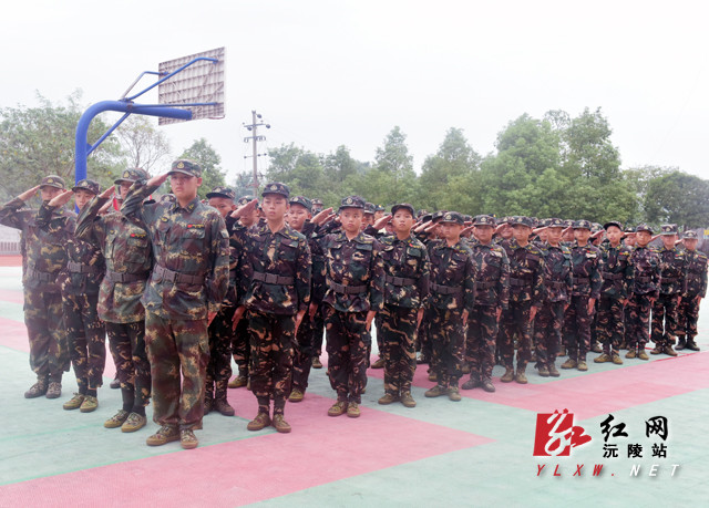 讯(沅陵站记者 瞿云)8月31日,秋阳下的湖南省沅陵县第三中学红旗飘扬