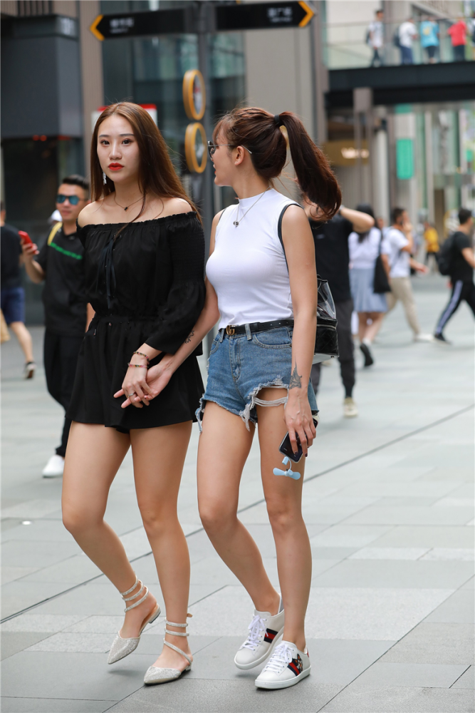 路人街拍:微胖闺蜜手牵手出街,感情好到都不肯撒手!