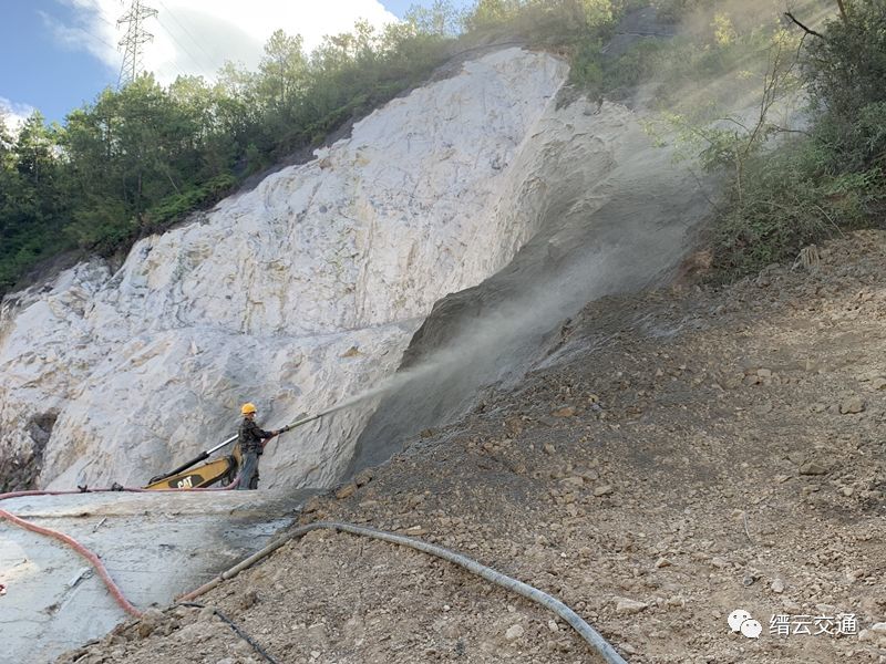 郑清岭隧道洞口截水沟混凝土浇筑完成.