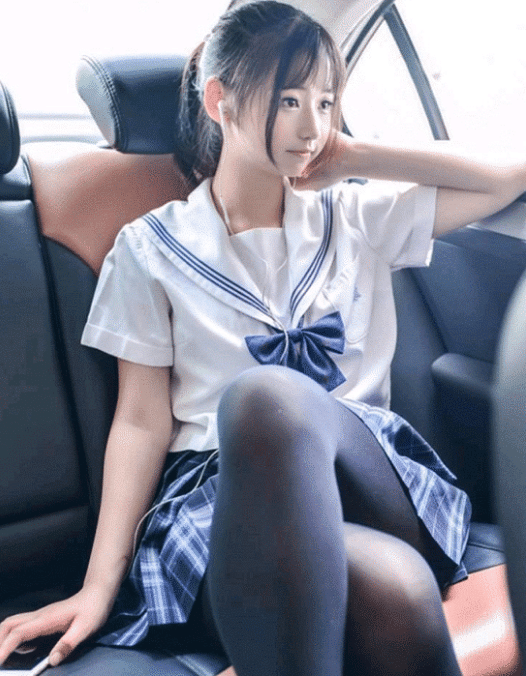 日本校服车内摄影,很是清纯可人!