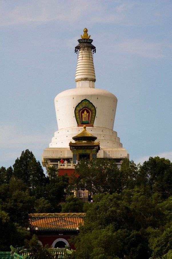 白塔位于琼华岛最高处,是一座典型的藏传佛教塔!