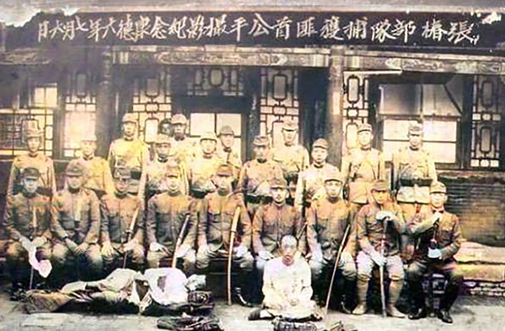 老照片:民国时的东北土匪,有的身上都有枪,有男土匪也有女土匪