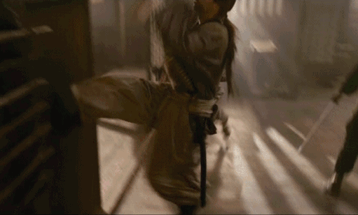 私底下会默默钻研剧本,《浪客剑心》拍摄前的武戏排练全程亲身上阵,长