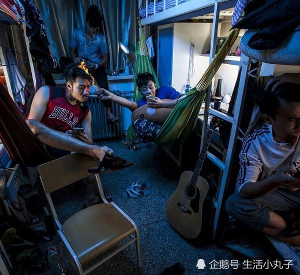 大学男生宿舍熄灯后都在干嘛?别不信,第一个99%的人干