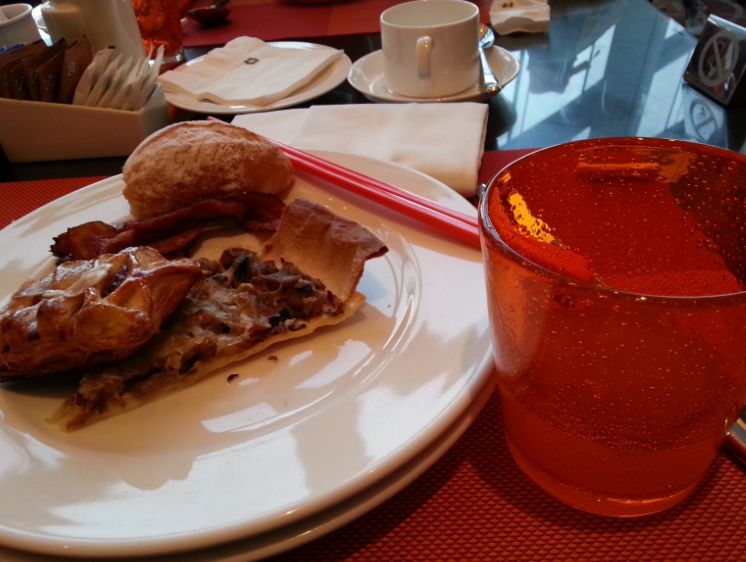 高级西餐厅吃饭,上菜前服务员端来两杯柠檬水,直接喝就丢人了!