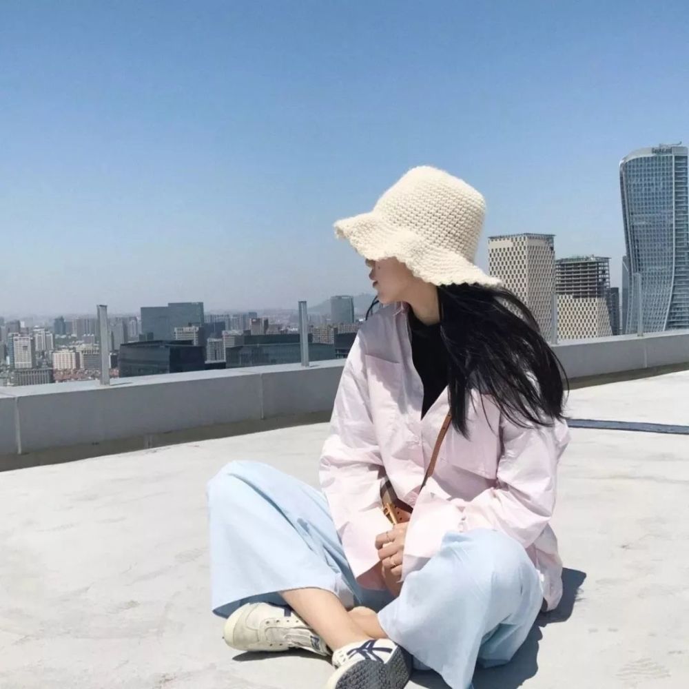 阳光女生头像:爱是胸中雷霆万钧,口里云淡风轻