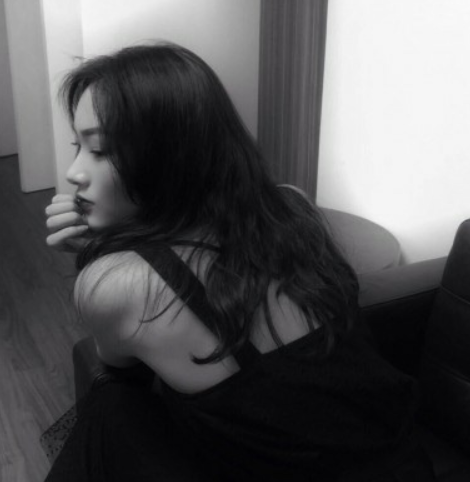 黑白·炫酷·女生头像:我们都已经习惯了,口是心非