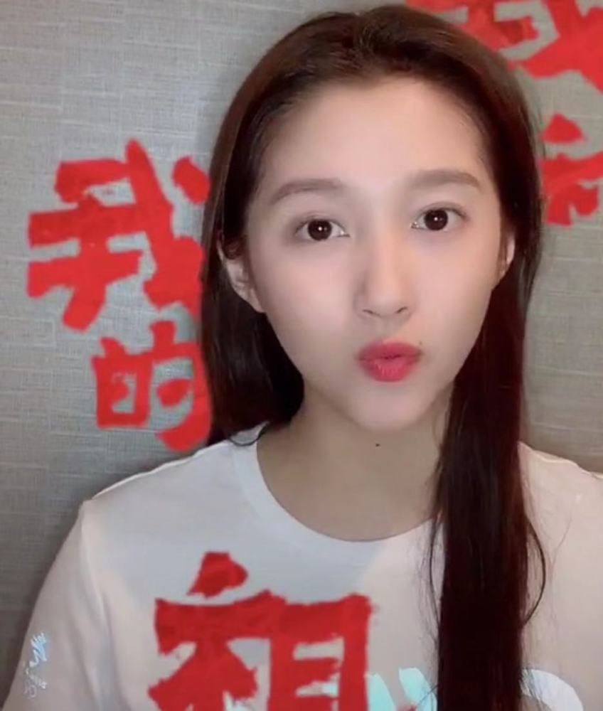 关晓彤美颜滤镜下白的发光,而路人镜头中的她,是22岁真实样子