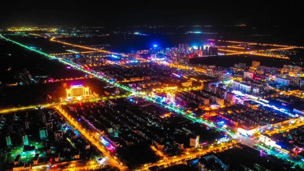 夜幕降临,华灯初上,阜康市区的各种灯光交相辉映,将城市的夜空点亮.