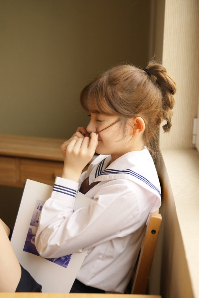 长腿高颜值的校服御姐,十足少女气息