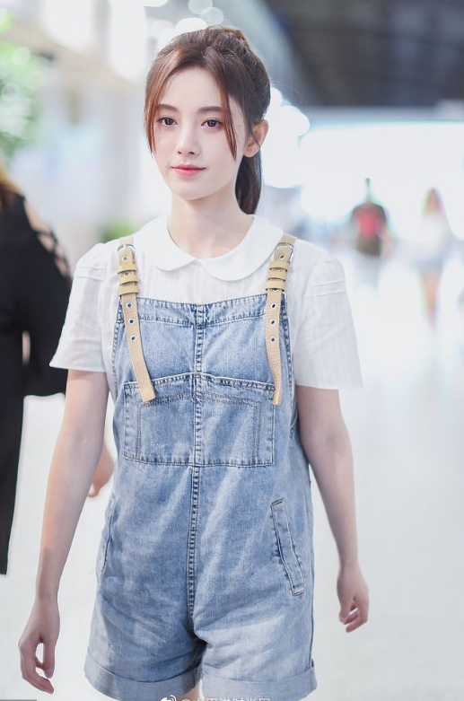 25岁鞠婧祎的背带裤穿出小学生样,网友:不愧是四千年美女