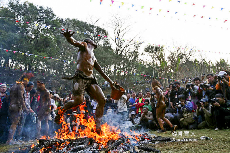 去云南弥勒参加祭火节,人们浑身上下涂满染料,把身心彻底放松