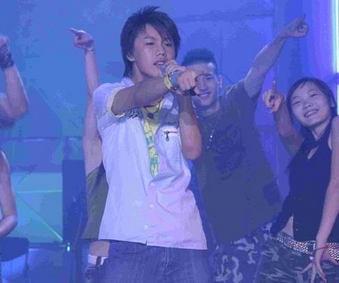 2005年《我型我秀》冠军,曾将薛之谦踩在脚下,如今天地之别