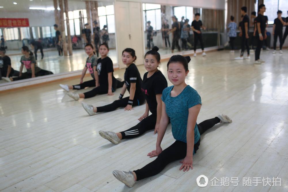 美女们在山东省济南市一家舞蹈培训学校练功房练习舞蹈,展示"一字马".