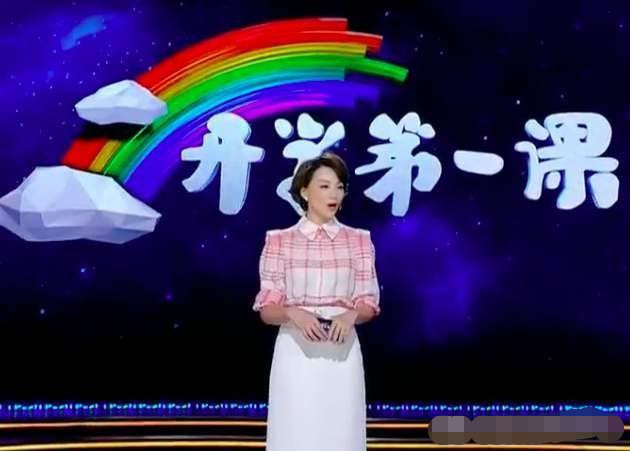 近日,央视主持人董卿主持开学第一课,质疑她的孩子是美出生!