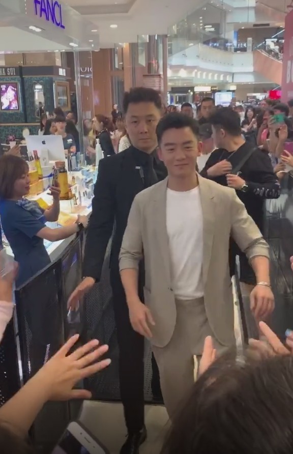郑恺现身活动,被路人镜头暴露真实身高,网友:这还是你