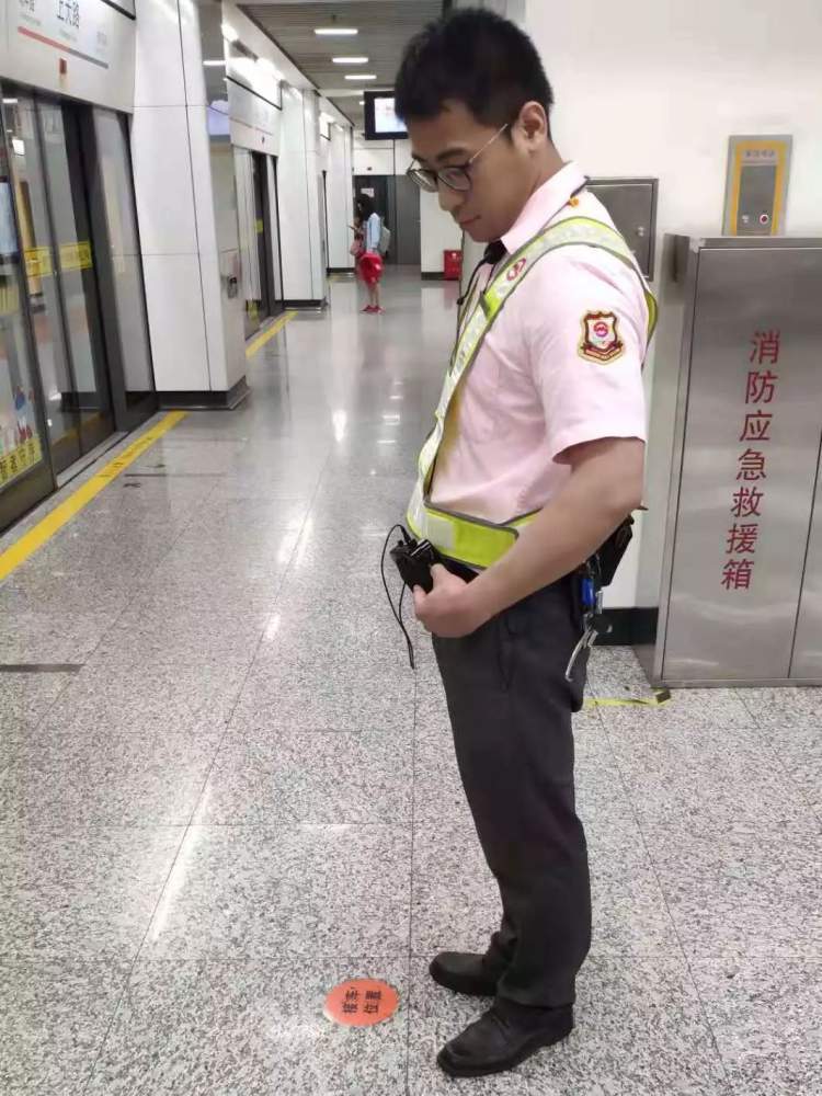 上海地铁站务员亮出"新式武器",手指动一动就能发出高清亮提示!