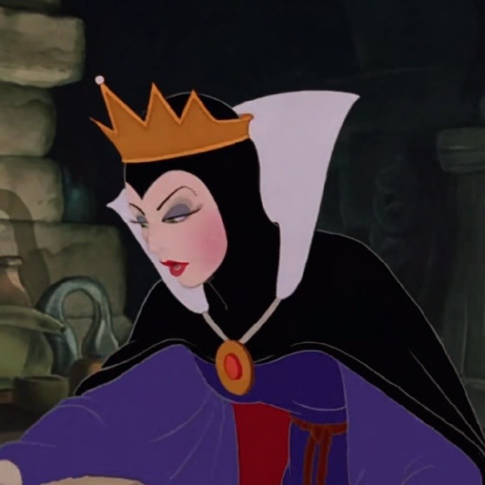 动漫图片,白雪公主的王后手里拿着啥