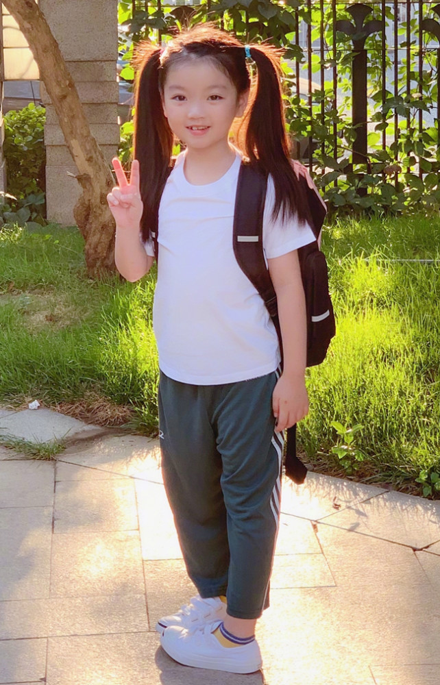 《爸爸去哪儿》的阿拉蕾长大了,今扎两马尾上小学,美到不敢认!