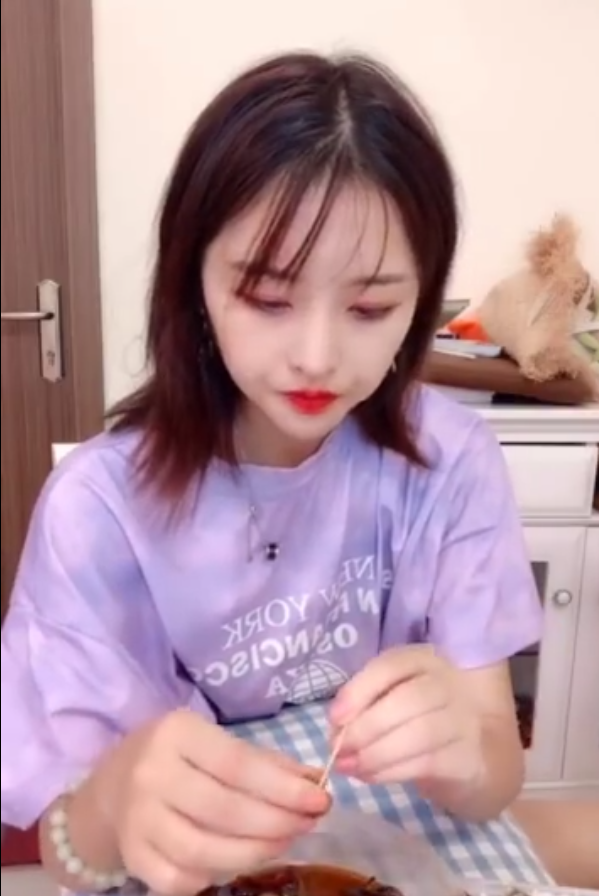次惑小仙女这是咋了?网红转行变吃播,看到她吃相网友