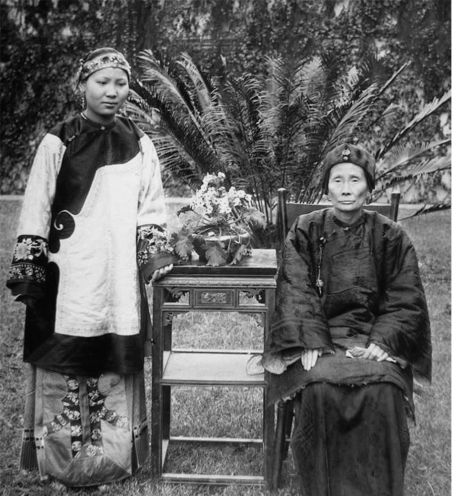 实拍清末民初百姓真实写照,满族妇女穿着绸缎,乞讨穷人衣不遮体