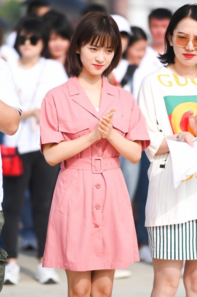 沈月瘦成"精灵少女",格子西装配超短裙时髦可爱,细腿更是吸睛