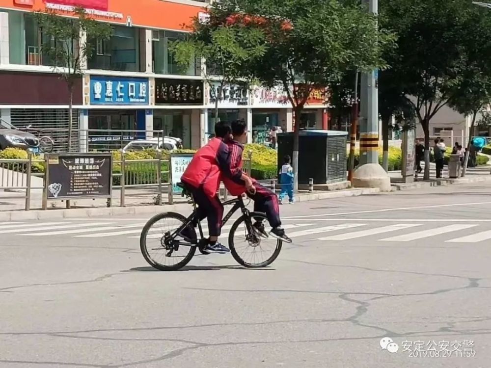 自行车这样载人?太危险!
