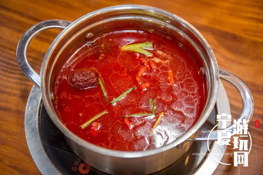 还可以选择香浓番茄锅底 新鲜的番茄加入高汤制成 微酸的口感中带着