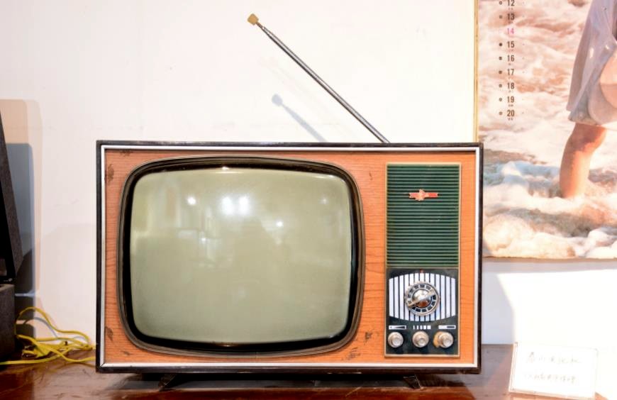 老式电视剧,老一辈人也叫黑白电视机,是70到90年代的时候流行的一中队