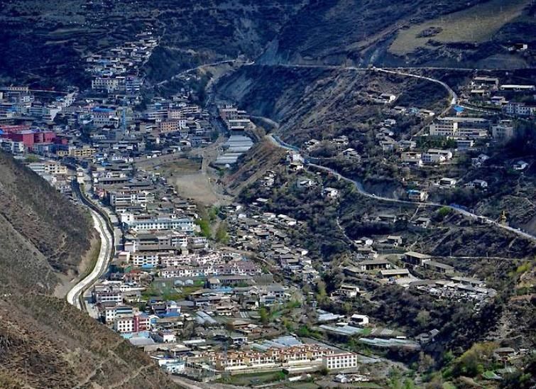 云南山沟沟小县城,两边都是悬崖峭壁,建在山脚下太危险了