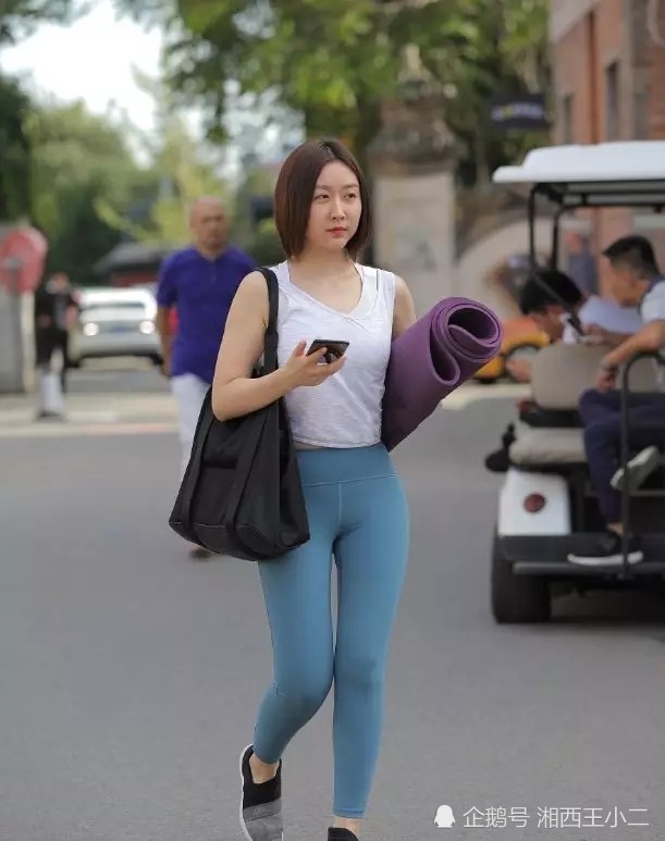 去练瑜伽的短发美女,身材真优美