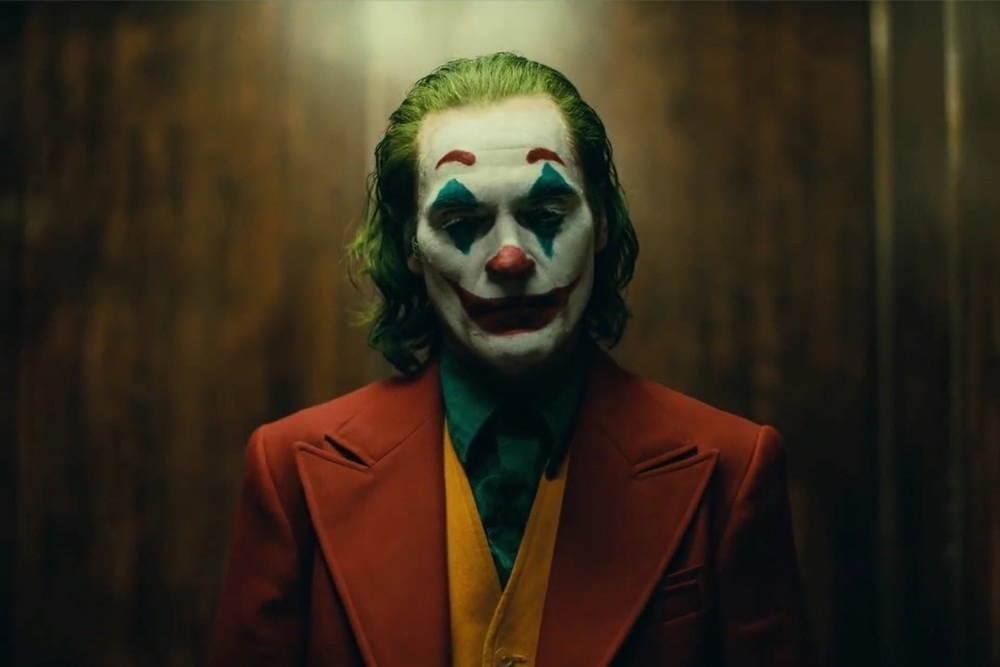 对不同电影中小丑角色的全面比较,包括笑容,着装,恐惧