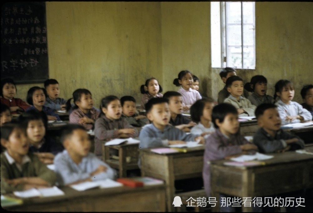 教室里上课的孩子,两手端端正正放在课桌上,好熟悉的一幕.