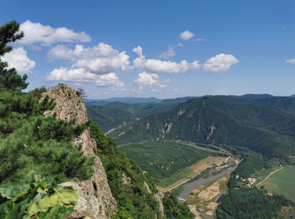 延边龙井市老头沟镇白石砬子:层峦叠嶂,陡峭隽秀,风光