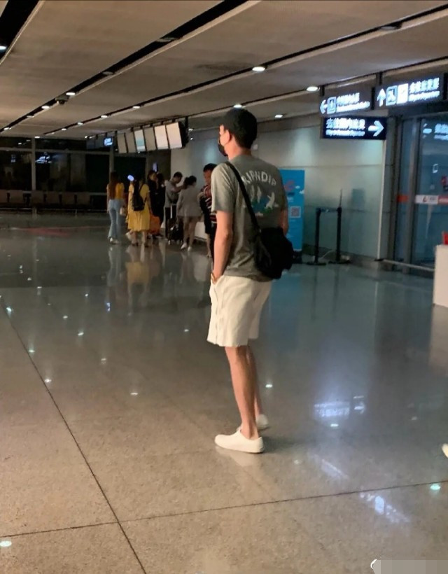 林更新被传与王丽坤分手后机场生图曝光,背影落寞,瘦得让人心疼