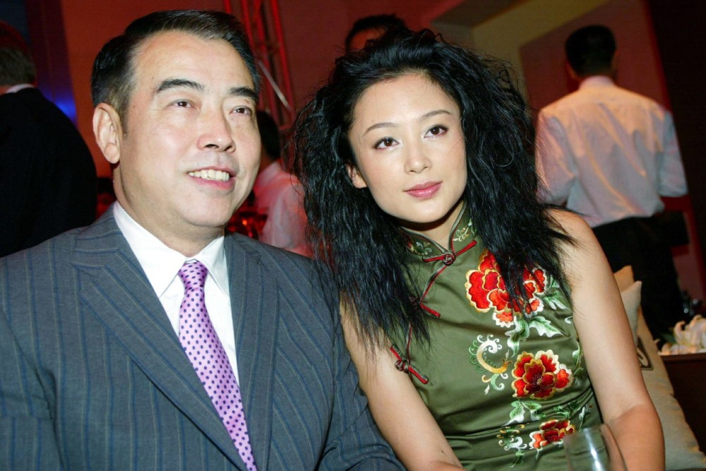 陈红与陈凯歌导演结婚后,便很少演戏了,担当起幕后制片人的工作.