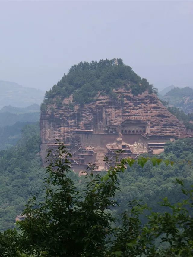 麦积山是秦岭山脉西端小陇山中的一座 孤峰,属于丹霞地貌.