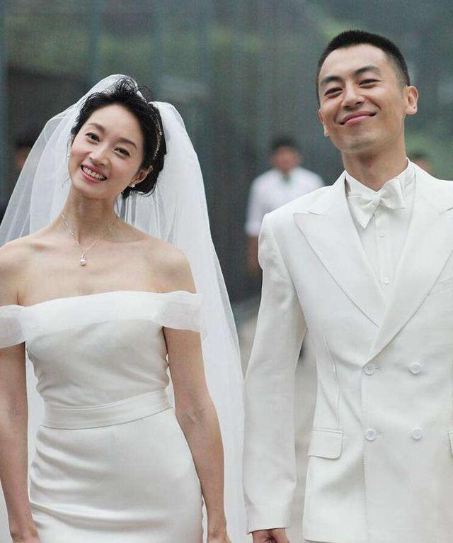 朱亚文和她相爱9年,最终却娶了沈佳妮,如今一家四口让