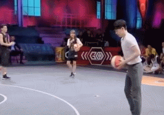 我要打篮球:邓伦全程眯着眼睛看比赛,近视的人太难了!