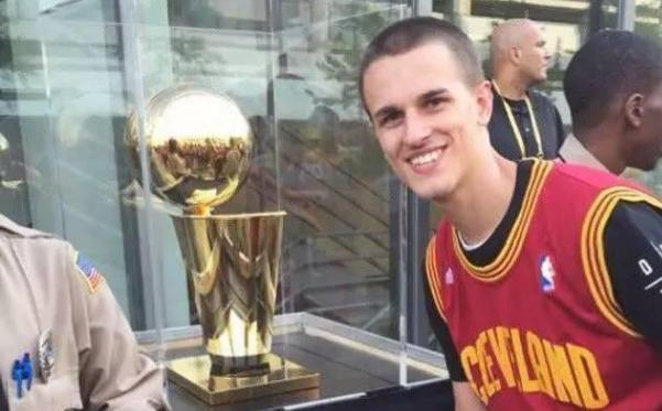 还记得他吗冲进场内,请求詹姆斯回家的人如今