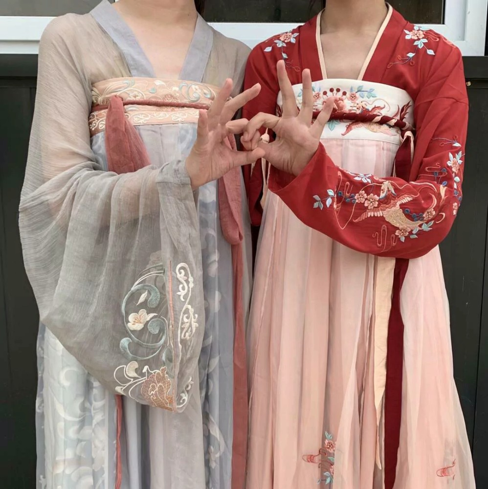 汉服双子很淑女?看到jk和袍子的合照,才明白什么是神仙姐妹!