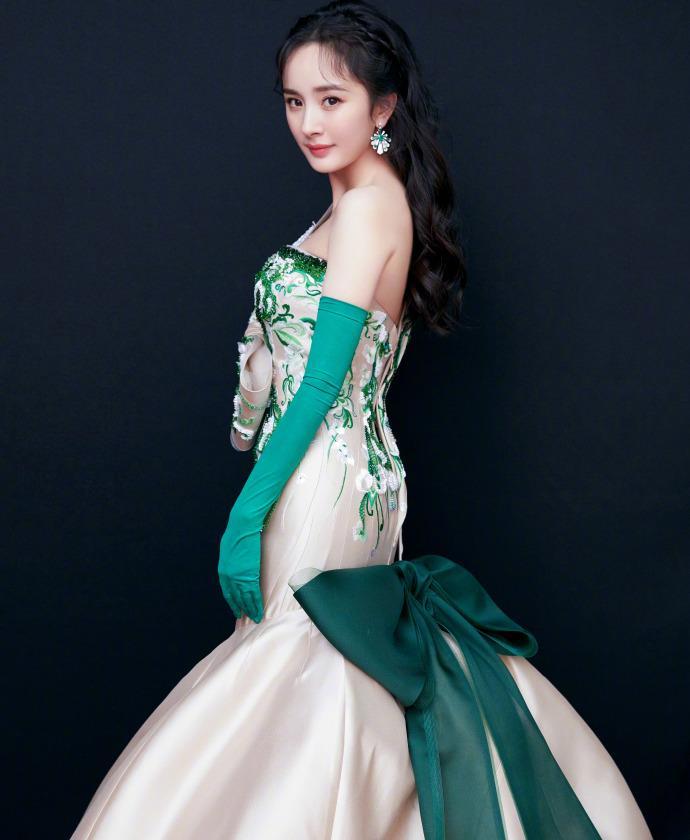 美美哒,杨幂旗袍着身更显俏丽