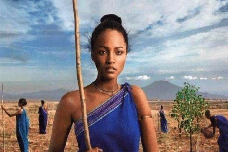 这个地方就是在位于喀麦隆的一个地方,这个部落那个女酋长的位置是从